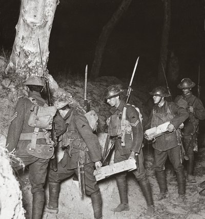 Nuestras tropas saliendo por una trinchera en una operación nocturna para cortar a los alemanes en Villers-Bretonneux, 1918 de English Photographer